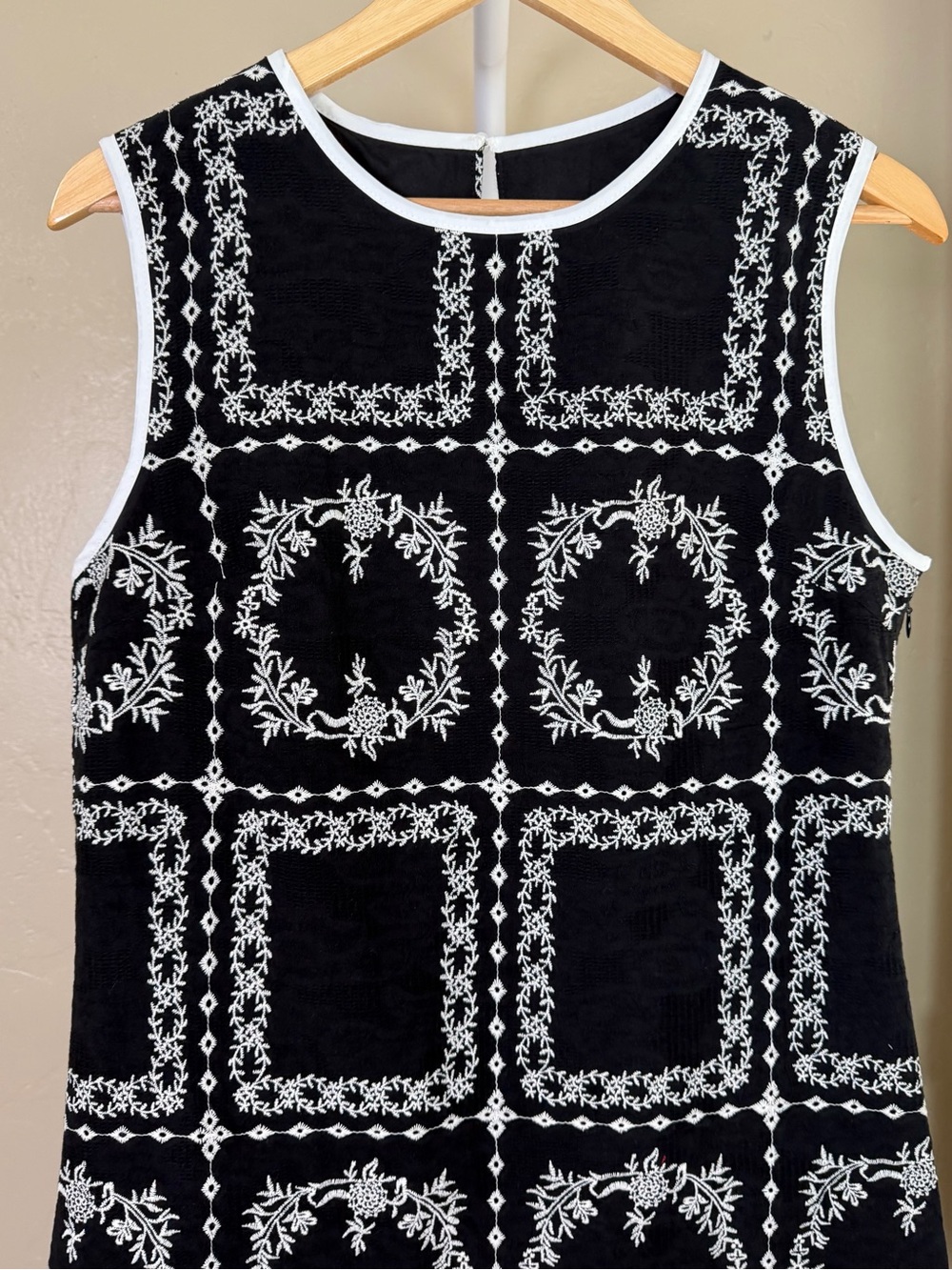 Commense Linen Blend Black Embroidered Sleeveless Shift Dress Medium NWT - Picture 6 of 10